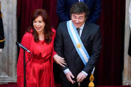 Javier Milei junto a Cristina Kirchner el 10 de diciembre de 2023 en el Congreso
