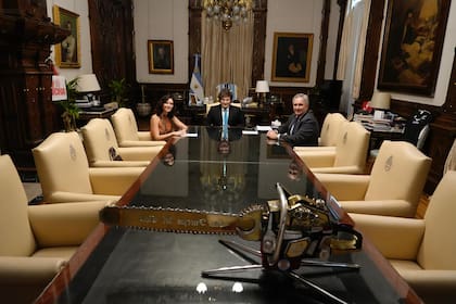 Javier Milei junto a Díaz Ayuso y Quirno en la Casa Rosada