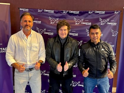 Javier Milei junto a los candidatos a senador nacional Joaquín Benegas Lynch (izquierda) y a diputado nacional Andrés Laumann (derecha)
