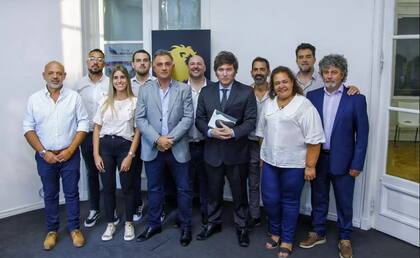 Javier Milei junto a los coordinadores bonaerenses de cada sección electoral