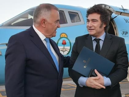 Javier Milei, junto a los gobernadores Jaldo y Jalil