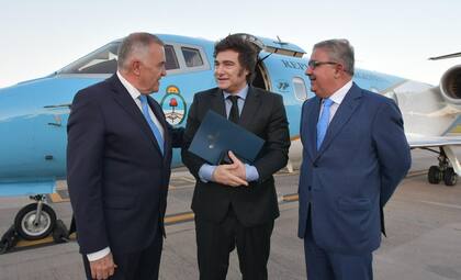 Javier Milei, junto a los gobernadores Jaldo y Jalil: "peronistas con peluca"