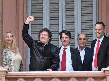 Javier Milei junto a su hermana Karina, a su jefe de Gabinete Posse, el ministro del Interior Francos y el vocero Adorni en el balcón de la Casa Rosada