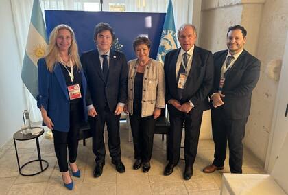 Javier Milei junto a su hermana Karina, el embajador Gerardo Werthein, el asesor Demian Reidel y Kristalina Georgieva en el G7