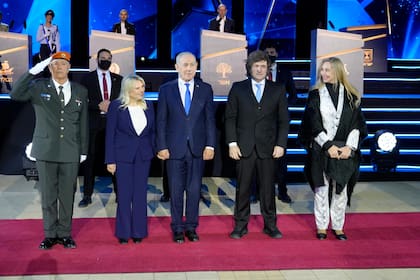 Javier Milei junto a su hermana y secretaria general de la Presidencia, Karina Milei, y el primer ministro de Israel, Benjamin Netanyahu