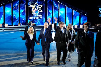 Javier Milei junto a su hermana y secretaria general de la Presidencia, Karina Milei, y el primer ministro de Israel, Benjamin Netanyahu