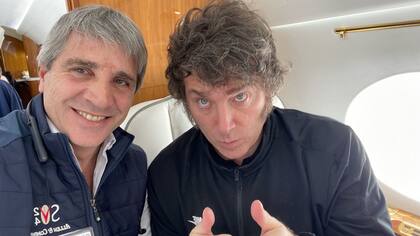 Javier Milei junto a su ministro de Economía, Luis "Toto" Caputo, en el vuelo de regreso a la Argentina luego de su último viaje a Estados Unidos este fin de semana