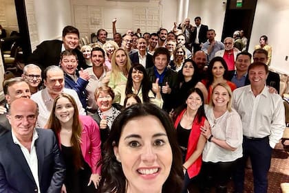 Javier Milei junto a sus diputados y senadores nacionales electos, en el Hotel Alvear
