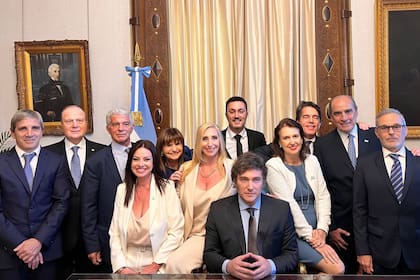 Javier Milei junto a sus ministros, en la Casa Rosada