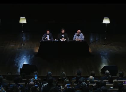 Javier Milei junto al economista Juan Carlos de Pablo y el diputado Adrián Ravier