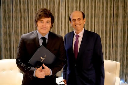 Javier Milei, junto al economista Michael Milken, en un hotel en Beverly Hills.