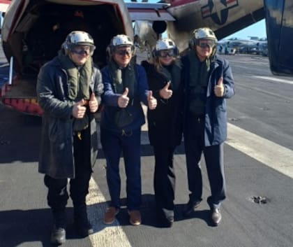 Javier Milei, junto al embajador Peter Lamelas, Karina Milei y Pablo Quirno en el portaaviones USS Nimitz