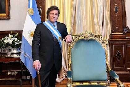 Javier Milei, junto al sillón presidencial, en otra foto difundida por su equipo
