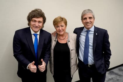 Javier Milei, Kristalina Georgieva y Luis Caputo