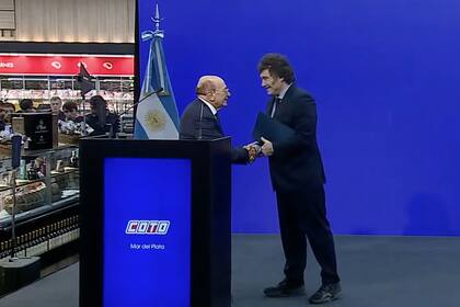 Javier Milei, la semana pasada, con el empresario supermercadista Alfredo Coto