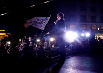 Javier Milei le habla a sus partidarios afuera del búnker de La Libertad Avanza, el 19 de noviembre de 2023