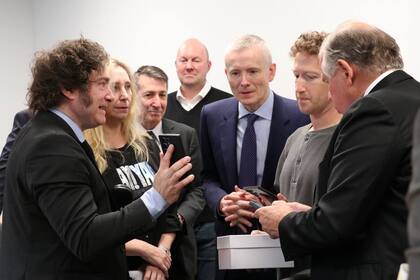 Javier Milei le muestra su celular a Mark Zuckerberg