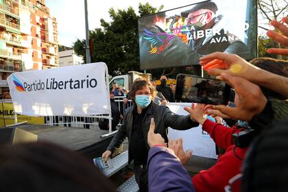 Javier Milei llega al Parque Saavedra donde dio la primera de seis clases de economía como parte de su campaña