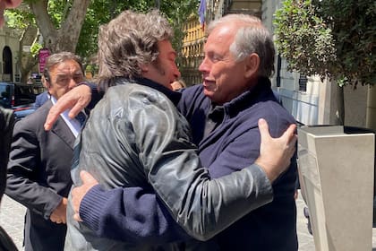 Javier Milei llegó a Roma. El canciller Gerardo Werthein lo esperaba en la puerta del hotel