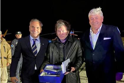 Javier Milei llegó anoche a Bariloche junto a Karina Milei y Manuel Adorni