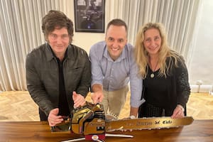 Javier Milei, Manuel Adorni y Karina Milei; Adorni será candidato en las próximas elecciones porteñas