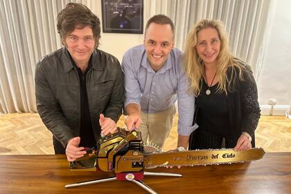 Javier Milei, Manuel Adorni y Karina Milei. El segundo será candidato en la elección porteña. La buena imagen del Gobierno depende en parte de la baja de la inflación.