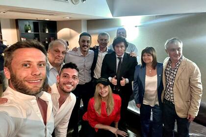 Javier Milei, Mauricio Macri, Patricia Bullrich y referentes de Pro, en pleno festejo por el triunfo en el balotaje