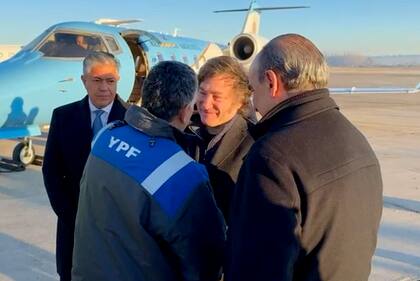 El Presidente Javier Milei llegó a Neuquén en donde fue recibido por el Gobernador Rolando Figueroa, con quien sobrevoló en helicóptero los yacimientos de Vaca Muerta