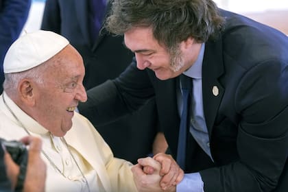 El papa Francisco saluda a Javier Milei en Italia