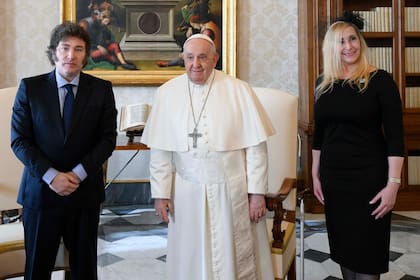 El papa Francisco junto a Javier Milei y su hermana Karina