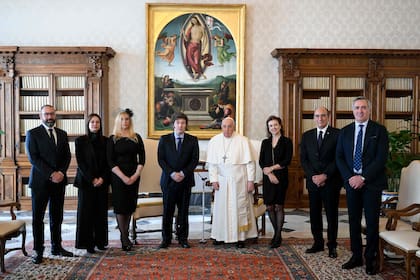 La foto del papa Francsco junto a la comitiva que acompañó a Javier Milei
