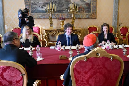 El presidente Javier Milei; la secretaria general de la Presidencia, Karina Milei; la canciller, Diana Mondino, en su visita al Vaticano, junto al cardenal Pietro Parolin 