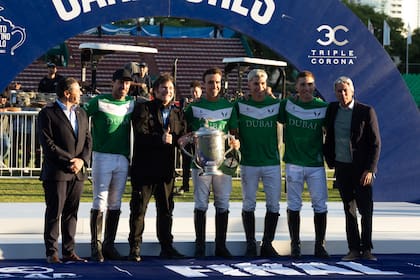 Javier Milei posa con los ganadores: Facundo Pieres, Pablo Mac Donough, Jeta y Barto Castagnola. Los acompaña Delfin Uranga, presidente de la AAP.