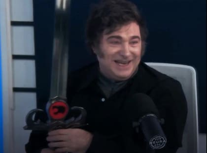 Javier Milei posa con una espada de los Thundercats que le regalaron en el programa de Alejandro Fantino