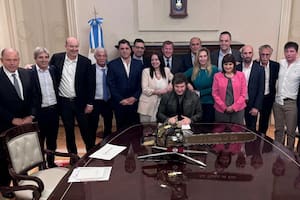 Javier Milei posó con los ministros y una motosierra