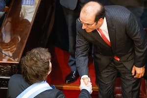 Javier Milei recibe el saludo de manuel García Mansilla, a quien nombró por decreto en la Corte Suprema