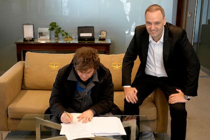 Javier Milei, recién aterrizado en Buenos Aires, firmó el proyecto de modernización laboral que el Gobierno enviará al Congreso, acompañado por el jefe de Gabinete, Manuel Adorni.