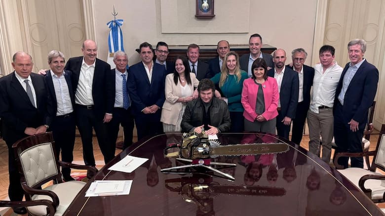 Javier Milei reunió hoy a su gabinete y posó con los ministros y una motosierra