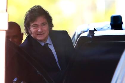 Javier Milei saliendo de Casa Rosada.