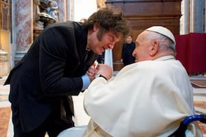 “¿Te cortaste el pelo?”, “¿Le puedo dar un beso?”: cómo fue el saludo entre Milei y el Papa que selló la “pax”