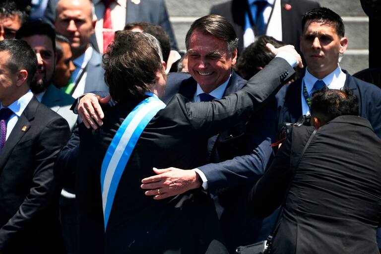 Javier Milei saluda a Jair Bolsonaro después de dar el discurso inaugural de su presidencia