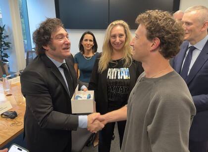 Javier Milei saluda a Mark Zuckerberg. Karina Milei mira de fondo.
