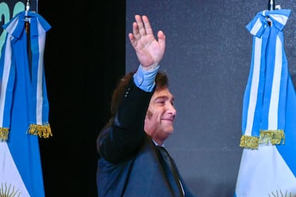 Javier Milei saluda a sus partidarios después de ganar la segunda vuelta de las elecciones presidenciales, el 19 de noviembre de 2023