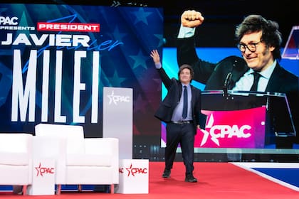 Javier Milei saluda al público antes de hablar en la Conferencia de Acción Política Conservadora (CPAC, por sus siglas en inglés) el 22 de febrero de 2025