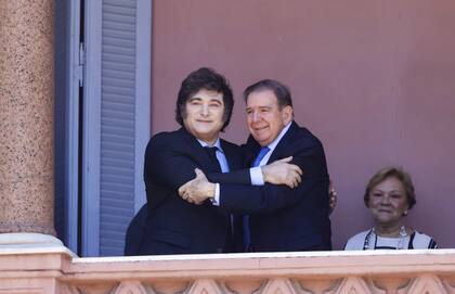 Javier Milei saluda desde el balcón de la casa Rosada junto al opositor venezolano Edmundo González Urrutia