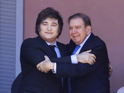 Javier Milei saluda desde el balcón de la casa Rosada junto al opositor venezolano Edmundo González Urrutia