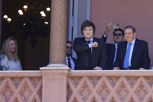 Javier Milei saluda desde el balcón de la casa Rosada junto al opositor venezolano Edmundo González Urrutia