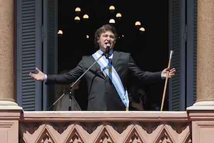 Javier Milei saluda en el balcón en la Casa Rosada