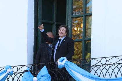 Javier Milei saludando desde el balcón en el Cabildo de la ciudad de Córdoba, previo al acto del 25 de Mayo