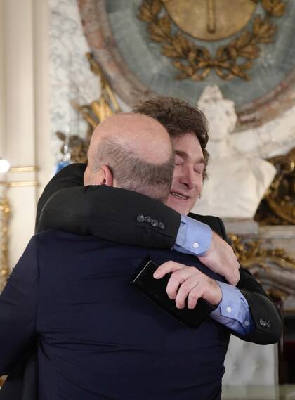Javier Milei se abraza con Federico Sturzenegger